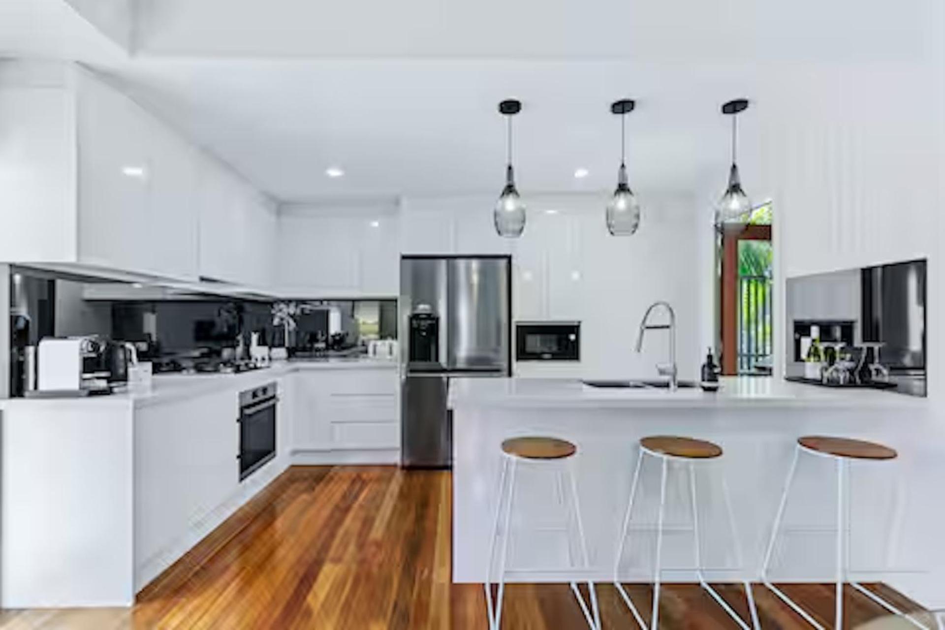 Park Ave Retreat - 3 Carparks, Wifi, Bbq, King Bed Apartment *